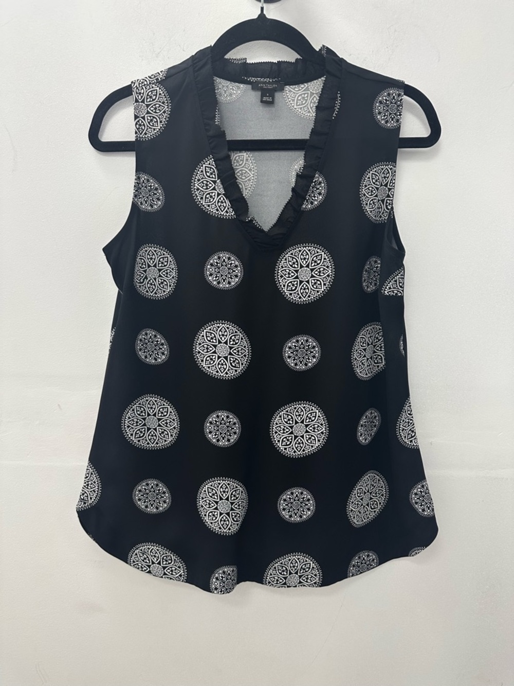 Ann Taylor Sleeveless Black Medallion Print V-Neck Top Size S